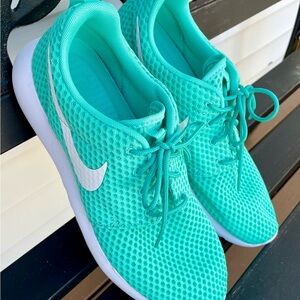 NWOT Men’s Nike Mint Green and White Mesh Sneakers Size 10 M